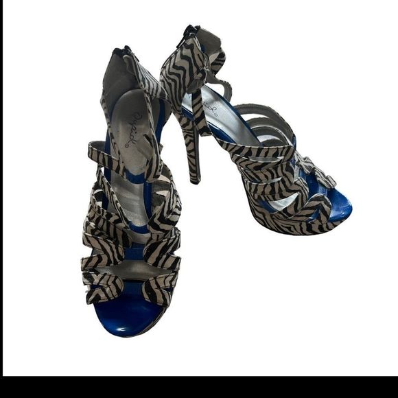 Qupid zebra print 5” heel zipper on back size 8 - Picture 2 of 12